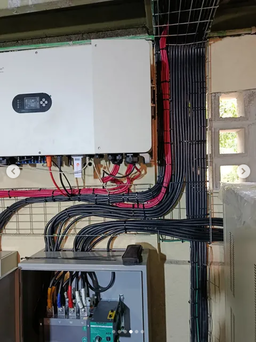  KIT DE INVERSORES DE 50KW POTENCIA REAL Trifásico de Alto Voltaje 120 VAC / 208 VAC ​CON RESPALDO DE 8 HORAS ​CON DOS RACK DE BATERÍAS DE 1.200 VDC