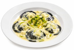 Sorrentinos negros de salmon con salsa a elección