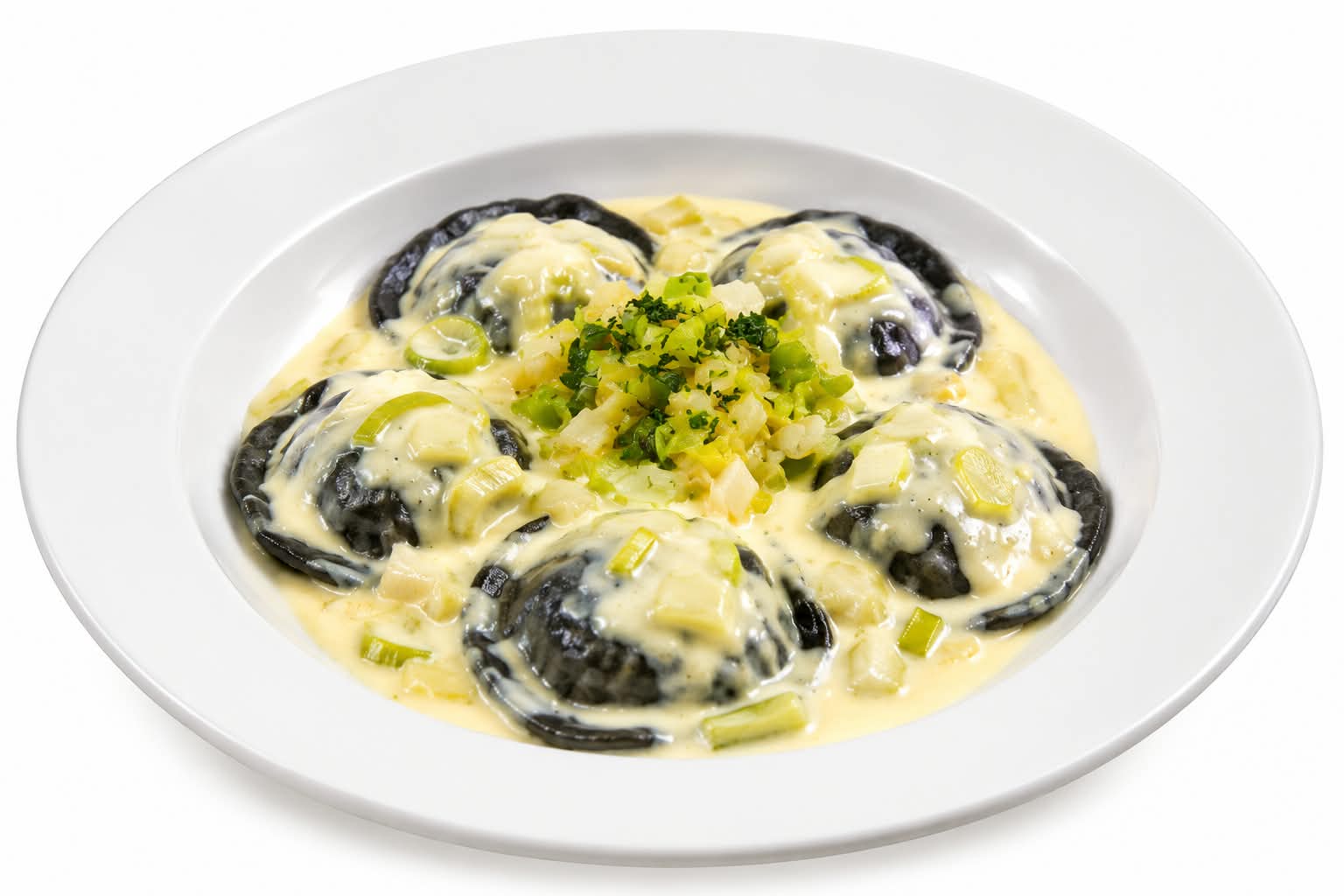 Sorrentinos negros de salmon con salsa a elección