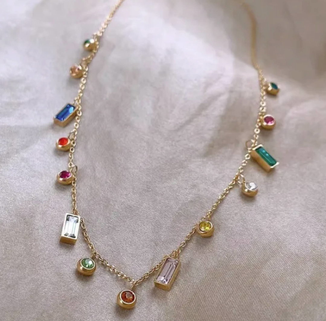 Cadena con piedras de color