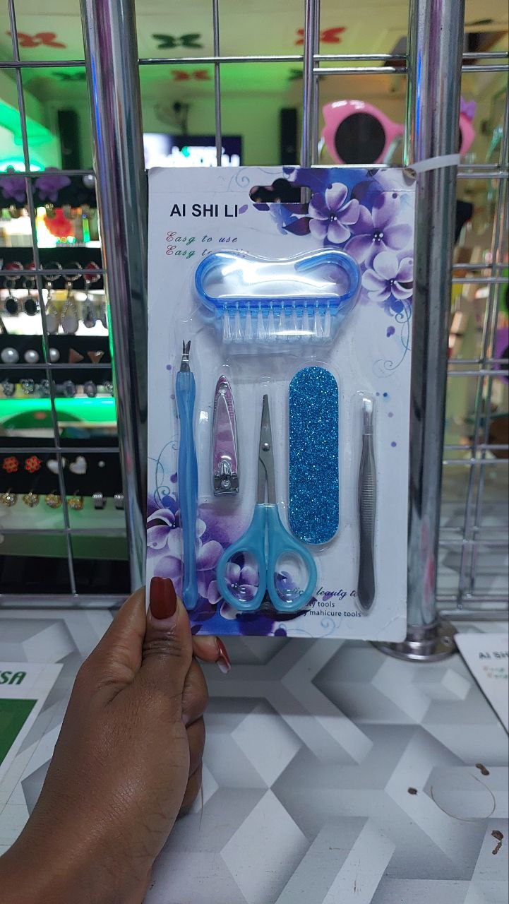 Ai Shi Li 6-Piece Manicure and Pedicure Kit Blue