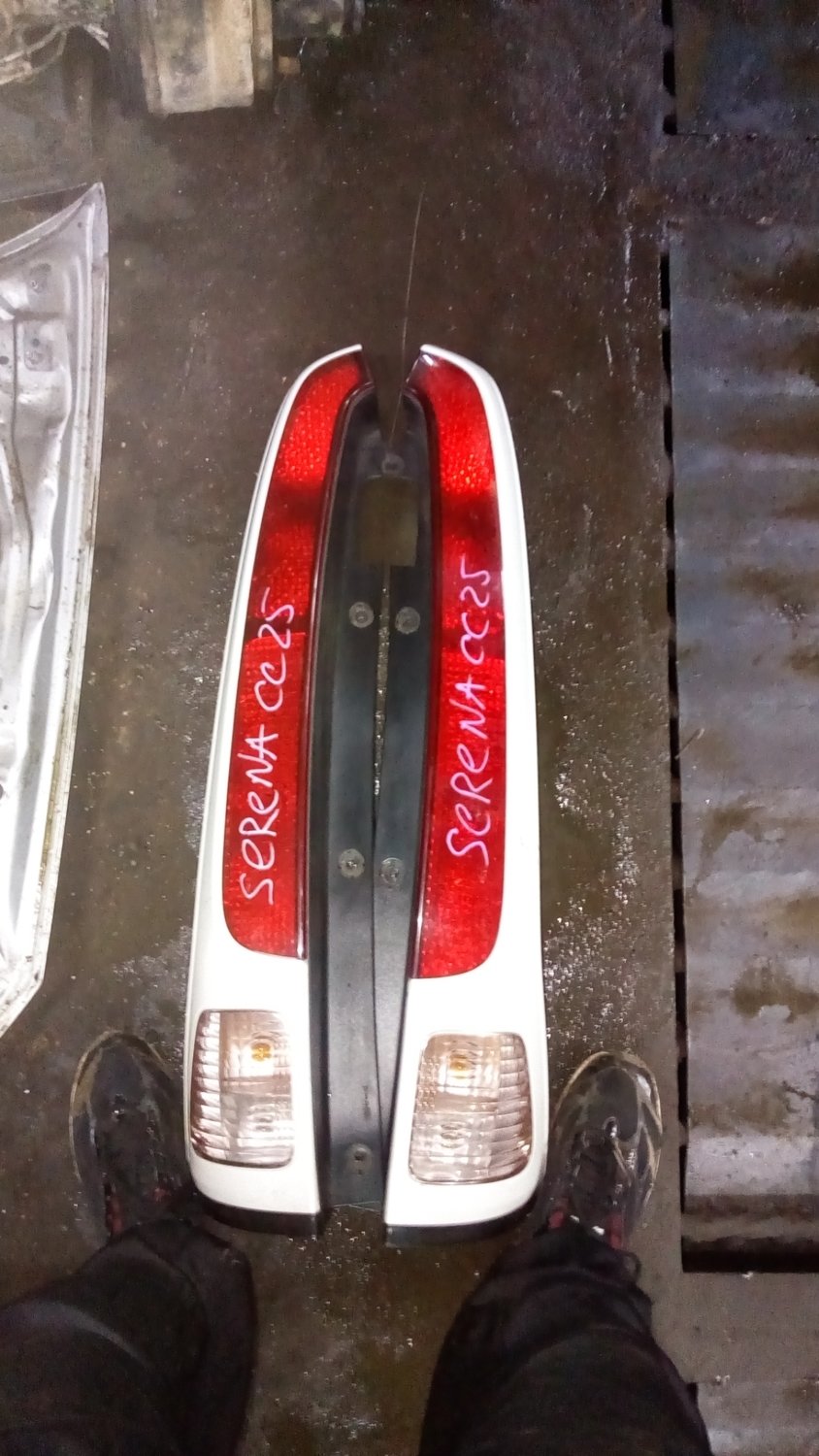  Nissan Serena cc25 tail lights_0