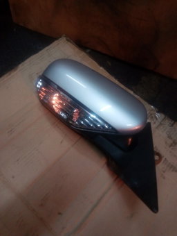 Subaru autback side mirror with indicator