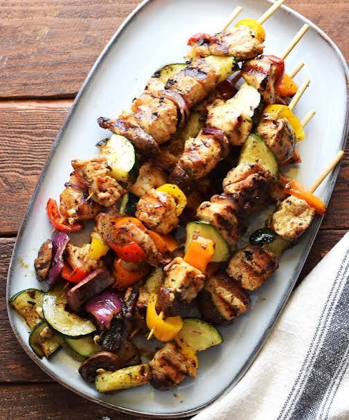 Pinchos mixtos con vegetales asados y chimichurri 