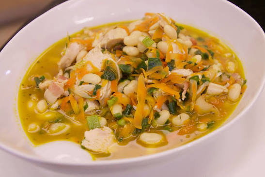Frijoles blancos con pollo y vegetales 