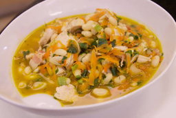 Frijoles blancos con pollo y vegetales 