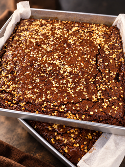Brownies top wth chop almonds