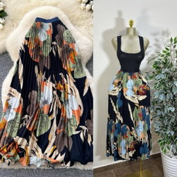 Pleated, high-waisted maxi skirt with a dark, sophisticated floral print