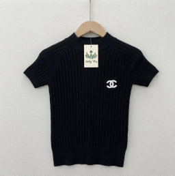 Short-sleeved, mock-neck ribbed knit top sleek, structured design