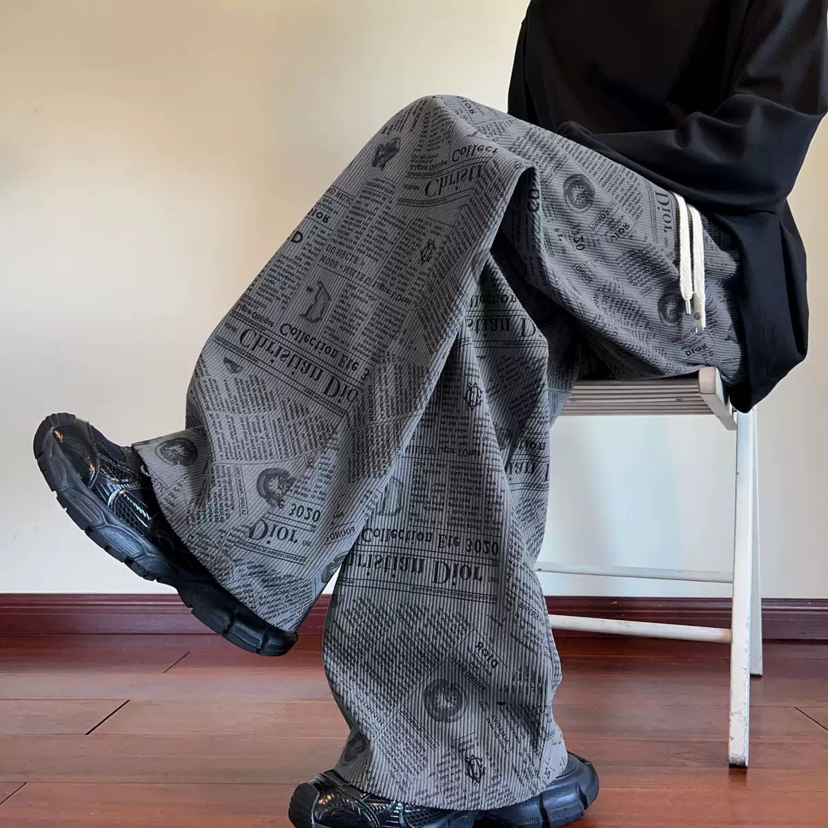 Vintage Newspaper Print Wide-Leg Pants_0