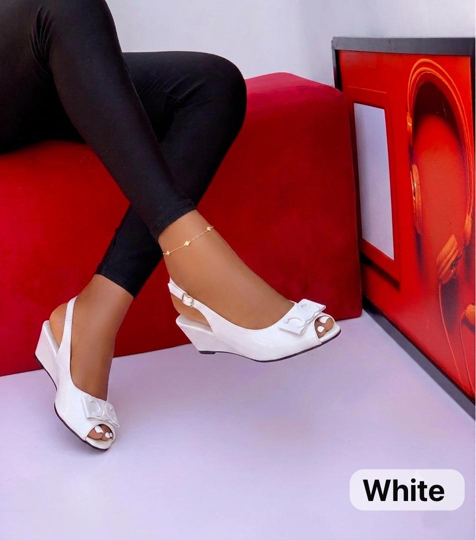 Women’s low-wedge slingback sandals sleek, patent finish_5