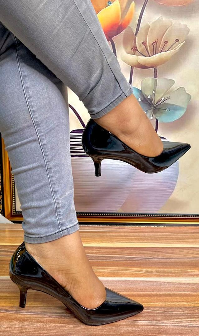 Women's patent leather kitten heel pumps._0