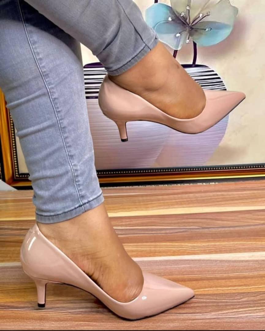 Women's patent leather kitten heel pumps._2