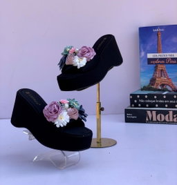 Platform wedge sandals decorated with a prominent floral embellishment