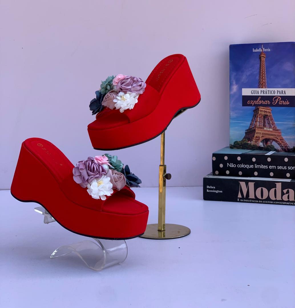 Platform wedge sandals decorated with a prominent floral embellishment_2