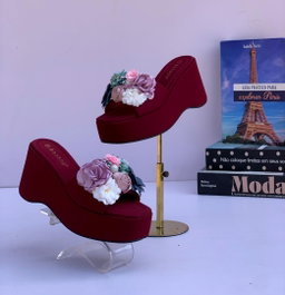 Platform wedge sandals decorated with a prominent floral embellishment