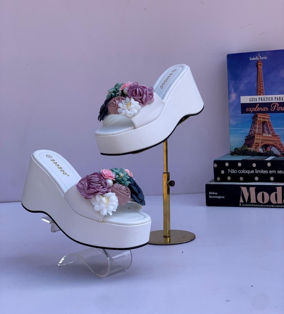 Platform wedge sandals decorated with a prominent floral embellishment_5