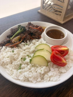 Chinese black bean beef strips with rice, wok-fried broccoli & carrots