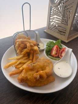 Fish & chips with tartar sauce & mixed salad