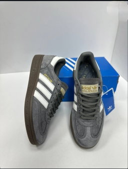 Unisex low-profile, retro indoor sports silhouette sneakers 