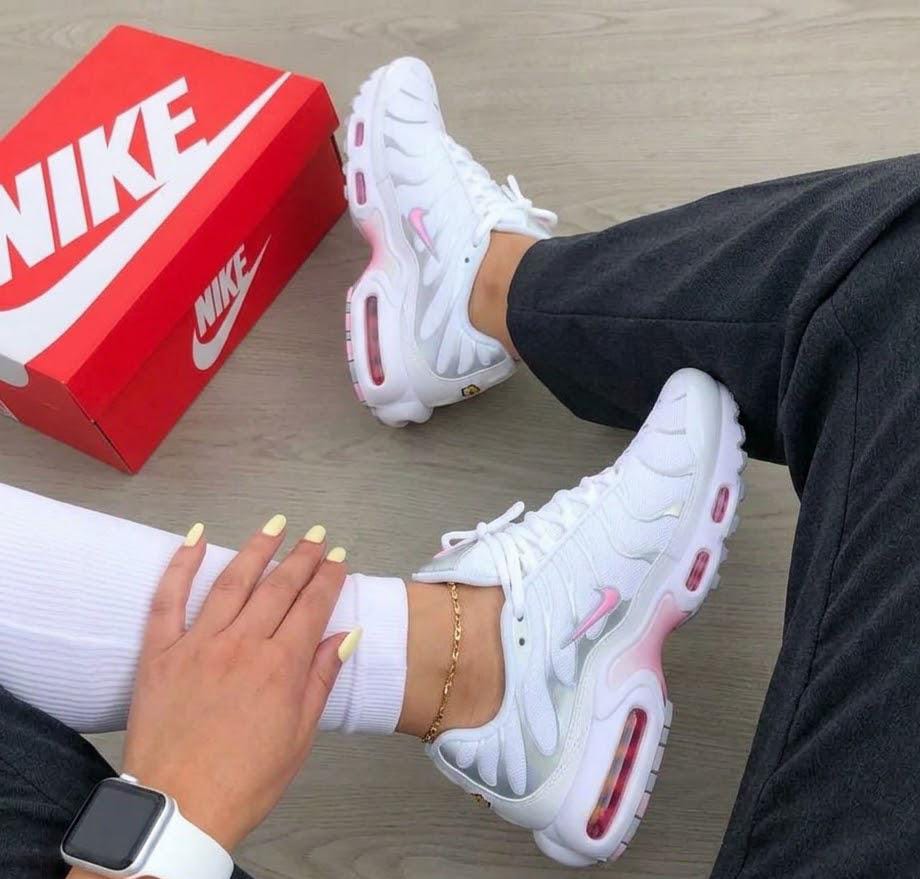 Multi-layered, anatomical distinctive gradient color scheme sneakers _1