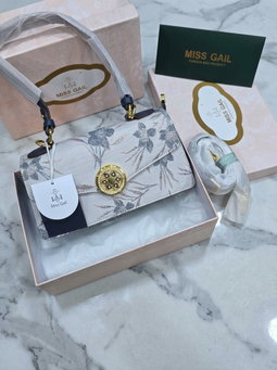 Structured handbag