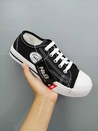 Sepatu casual hitam putih