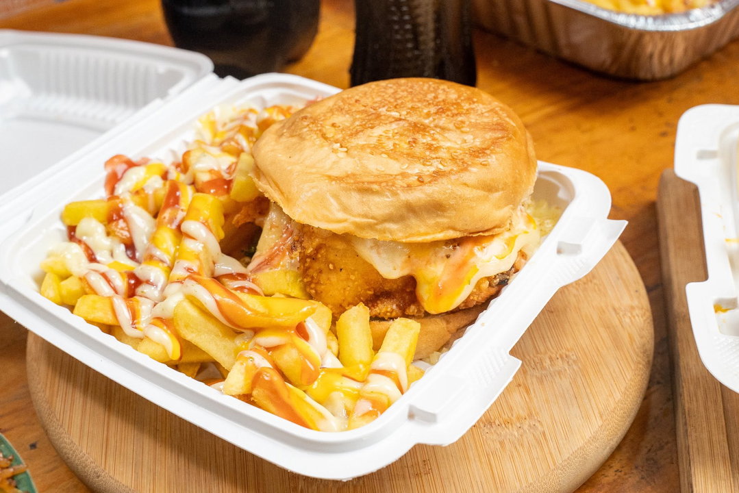 Hamburguesa de pollo con papas