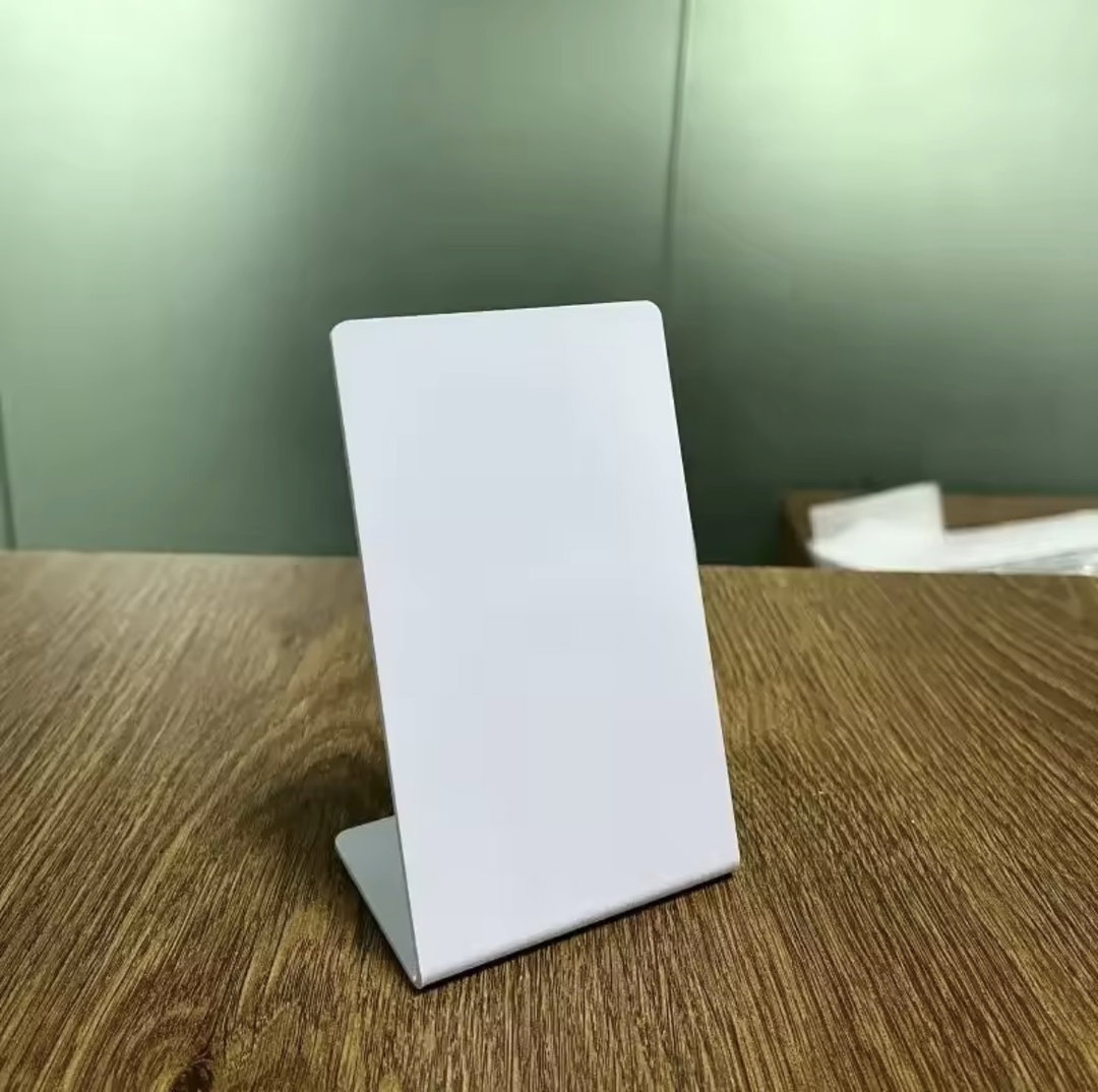 بطاقة ذكية مع قاعده (تصمم على حسب طلبك)
