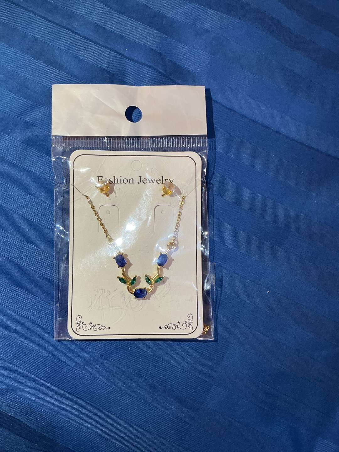 Blue-green daisy necklace 