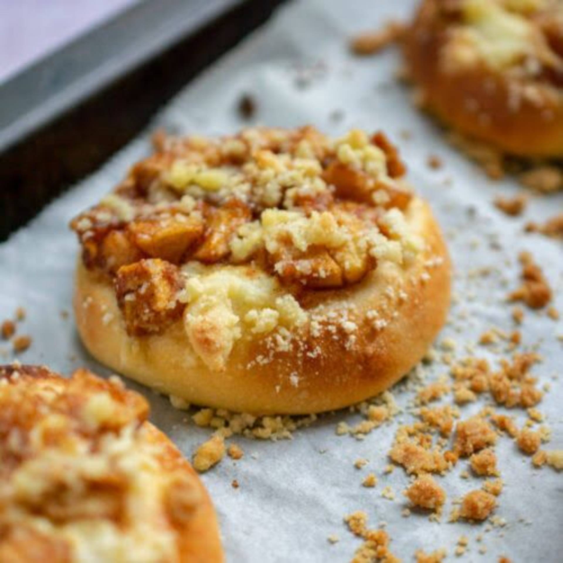 Apple Crumble Cheesecake Buns