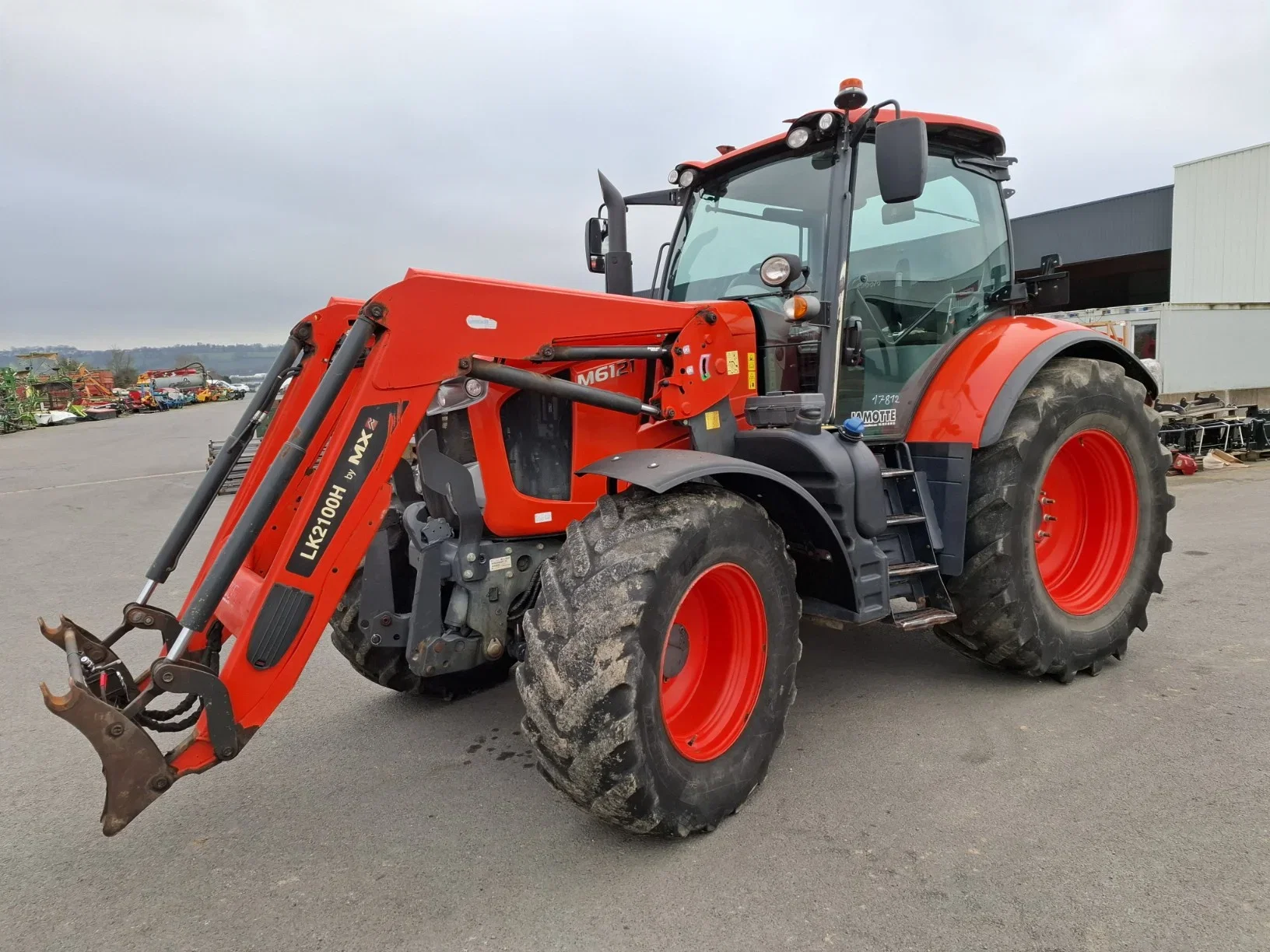 Kubota M6121 con cargador MX – 140 CV – Año 2018_1