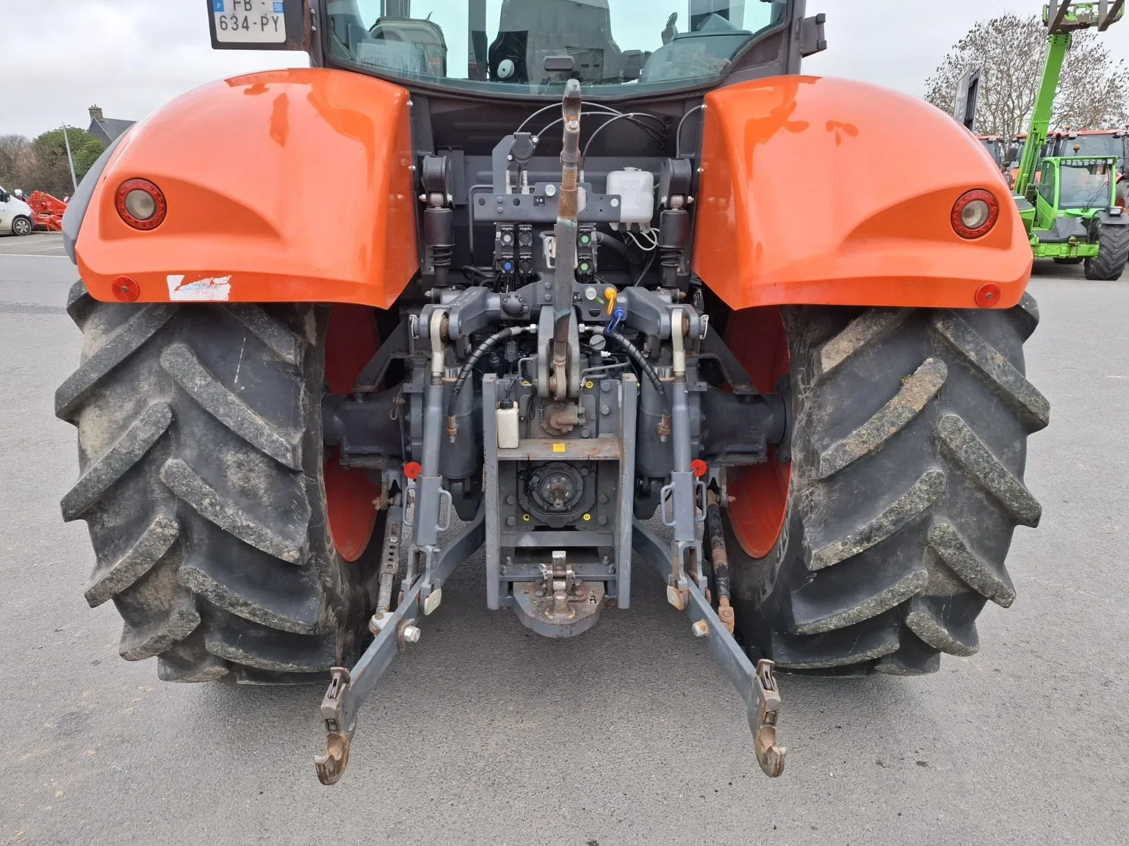 Kubota M6121 con cargador MX – 140 CV – Año 2018_4