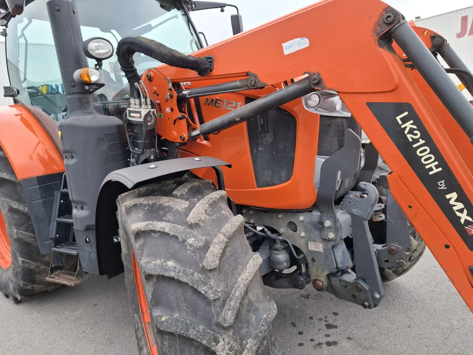 Kubota M6121 con cargador MX – 140 CV – Año 2018_2