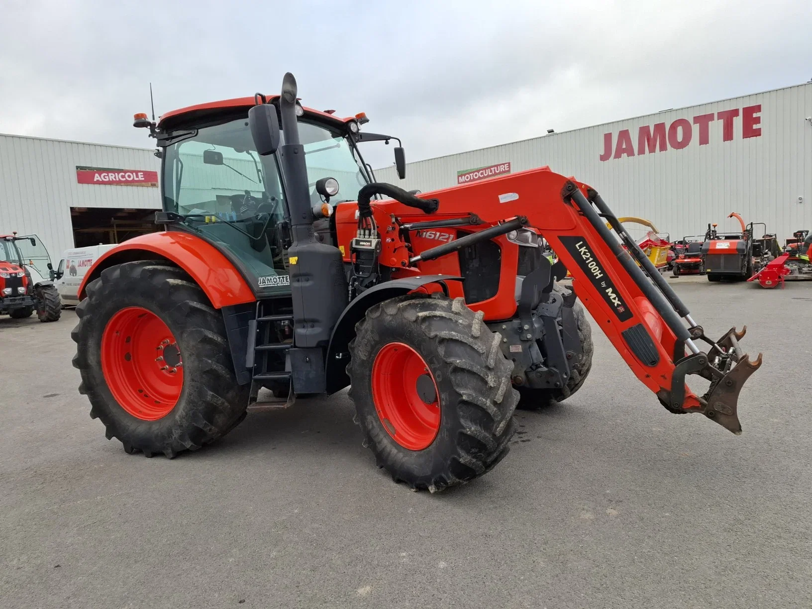 Kubota M6121 con cargador MX – 140 CV – Año 2018_0