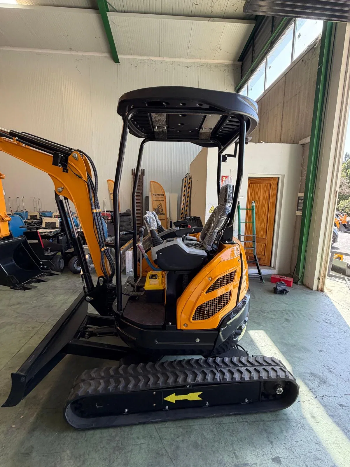 Miniexcavadora Giratoria 2.500 kg – Diésel 3 Cilindros – 25 CV – EURO V_4