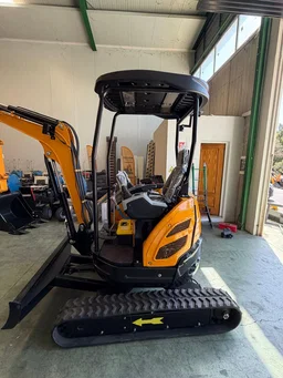 Miniexcavadora Giratoria 2.500 kg – Diésel 3 Cilindros – 25 CV – EURO V