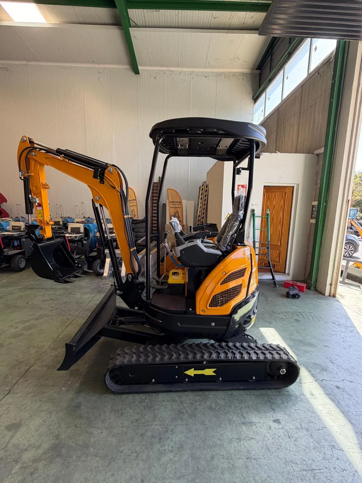 Miniexcavadora Giratoria 2.500 kg – Diésel 3 Cilindros – 25 CV – EURO V_0