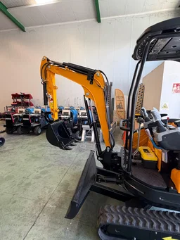 Miniexcavadora Giratoria 2.500 kg – Diésel 3 Cilindros – 25 CV – EURO V