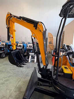 Miniexcavadora Giratoria 2.500 kg – Diésel 3 Cilindros – 25 CV – EURO V