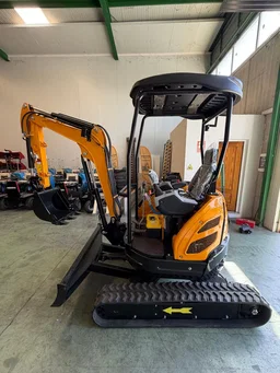 Miniexcavadora Giratoria 2.500 kg – Diésel 3 Cilindros – 25 CV – EURO V
