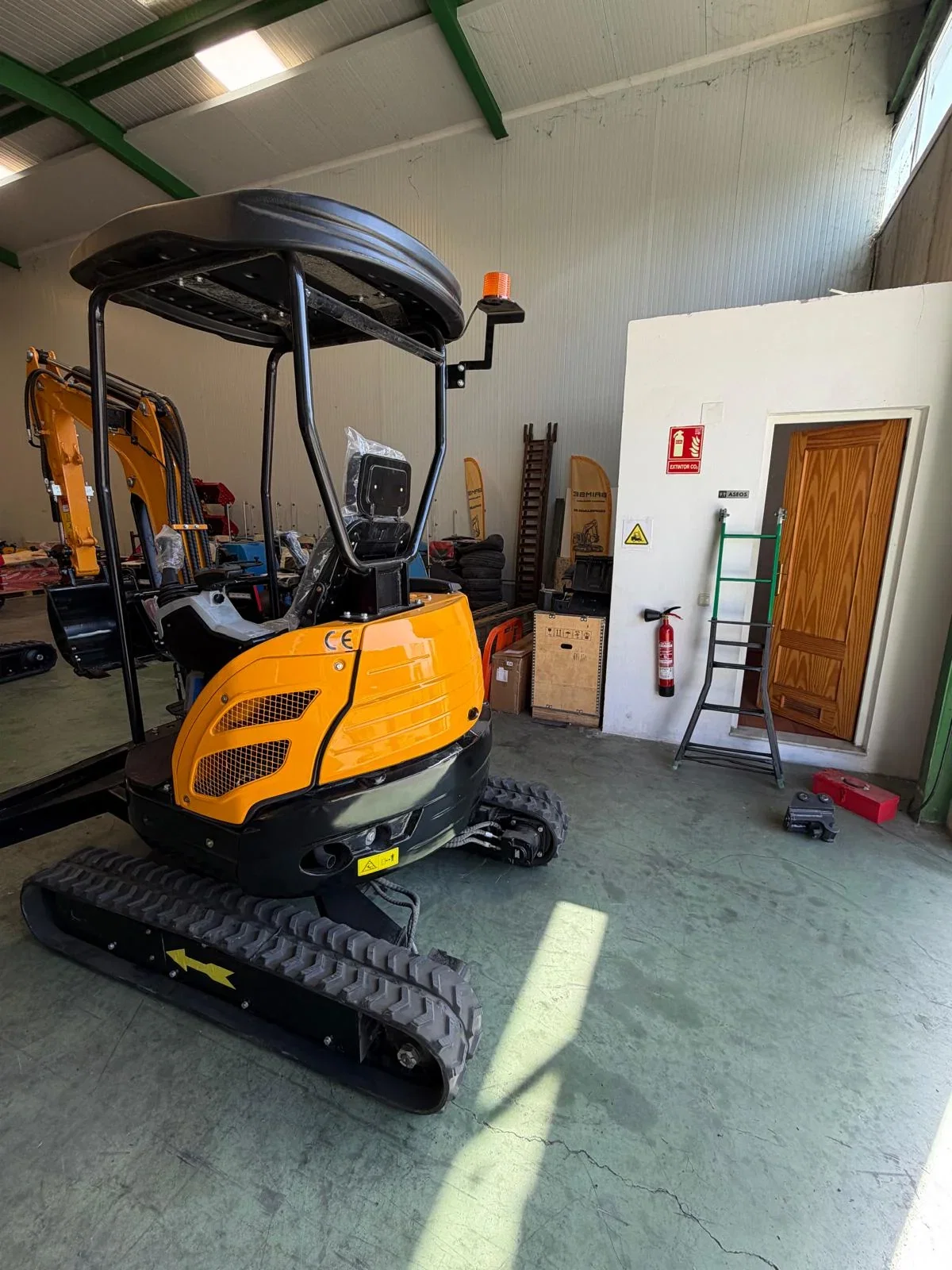 Miniexcavadora Giratoria 2.500 kg – Diésel 3 Cilindros – 25 CV – EURO V_1
