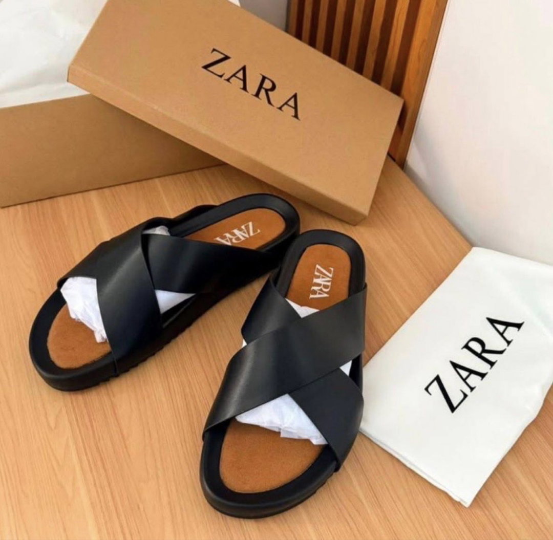 Claquettes Zara cuir noir