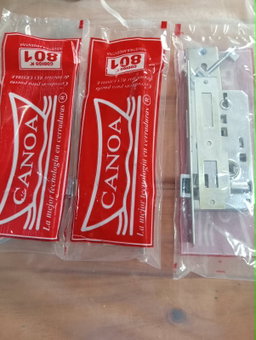 CERRADURA PARA PUERTA PLACA PESTILLO REVERSIBLE.