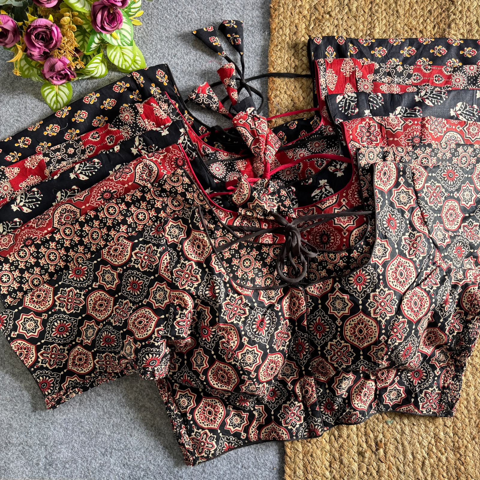 AJRAKH BALCK ELASTIC BLOUSE 