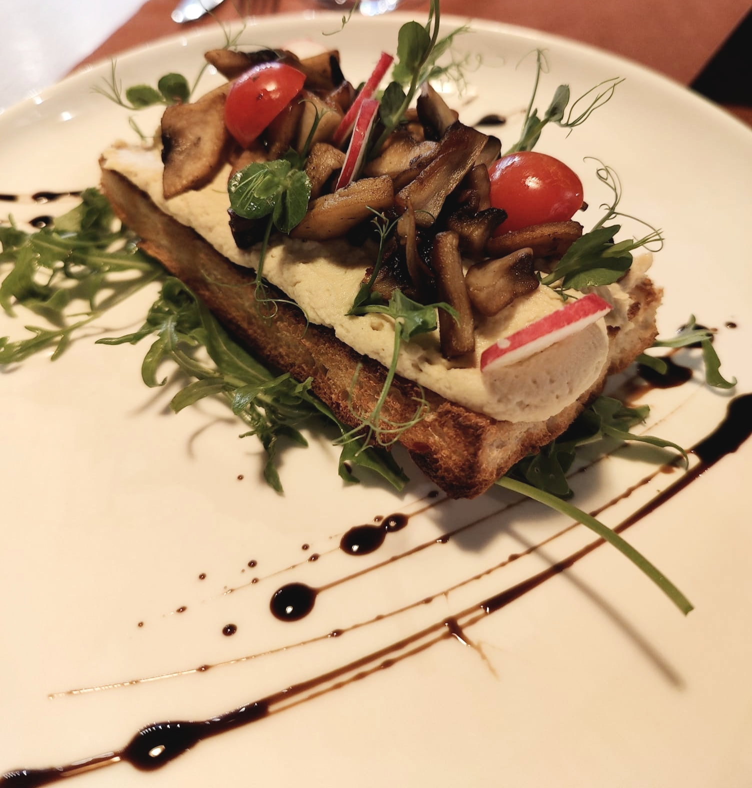 Toast cu humus si ciuperci sotate_0