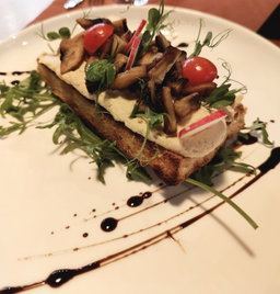 Toast cu humus si ciuperci sotate