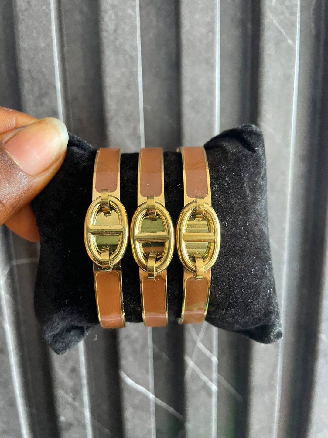 Glitz Brown Enamel Oval-Clasp Bangle
