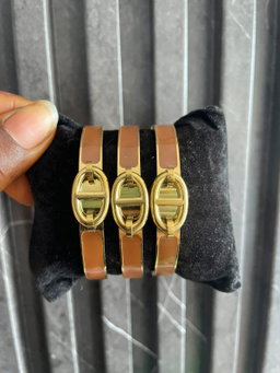 Glitz Brown Enamel Oval-Clasp Bangle