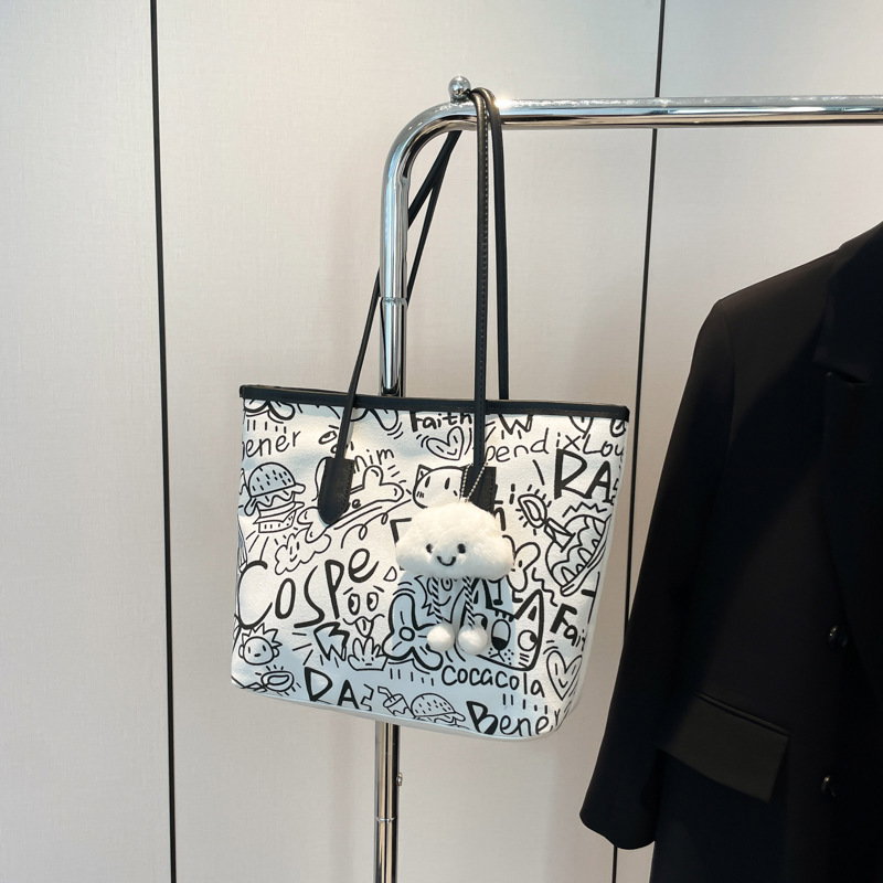 TOTE BAG WITH PENDANT_2